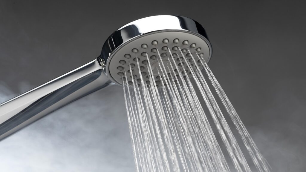 Pourquoi ma douche met du temps à chauffer ? Causes et solutions rapides