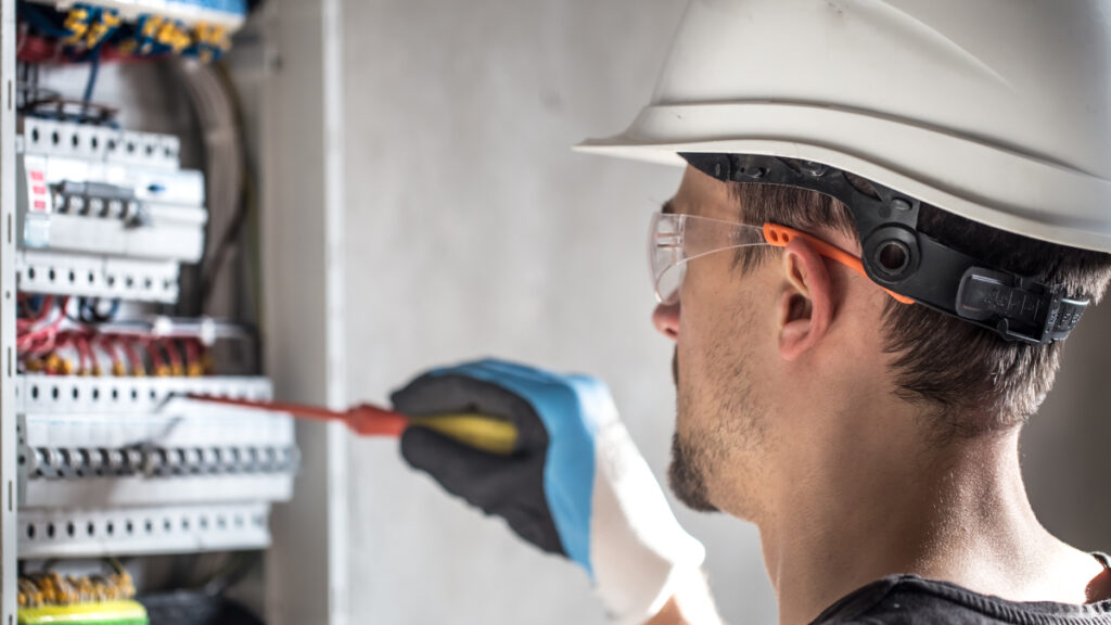 Disjoncteur qui saute souvent : causes fréquentes et solutions rapides
