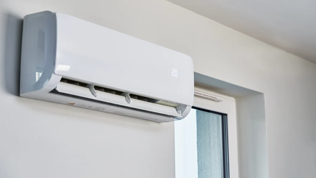 Climatiseur souffle de l&rsquo;air chaud : Les causes et les solutions