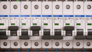 Guide De Lhabitat Guide De L Habitat Boite A Fusibles Avec De Nombreux Disjoncteurs Noirs