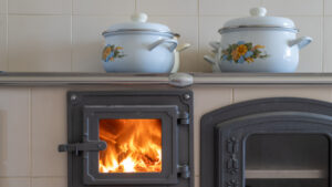 Guide De Lhabitat Guide De L Habitat Poele A Bois En Faience Avec Feu 1200x675 1