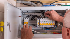 Guide De Lhabitat Guide De L Habitat Ajuster Disjoncteur A Linterieur Dun Panneau Electrique